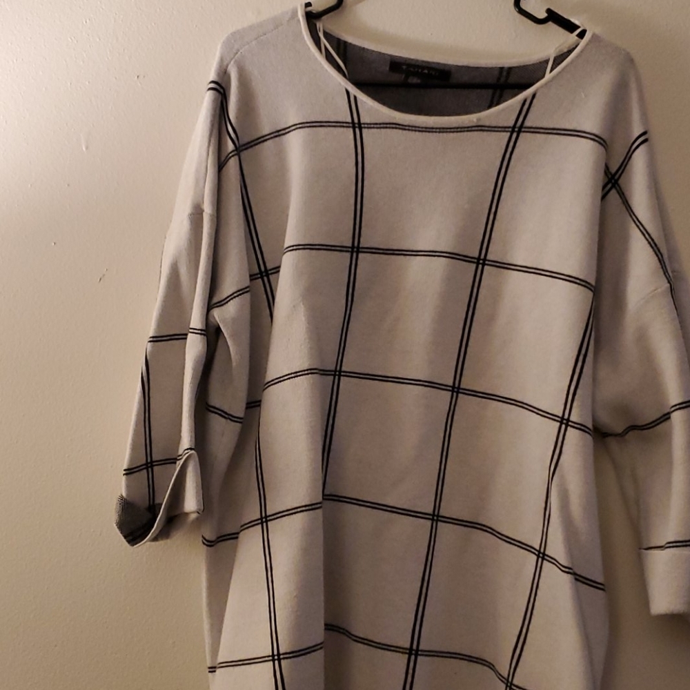 Tahari Ladies sweater